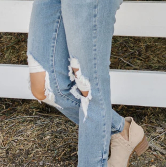 Judy Blue Boyfriend Distressed - Picture 2 of 3